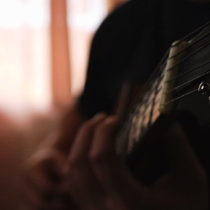 秘书掀起蕾丝裙被打屁股视频
