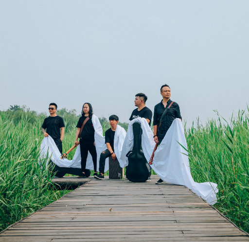 秘书掀起蕾丝裙被打屁股视频
